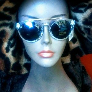 😎Clear Frame Silver Hardware Chic Sunnies!